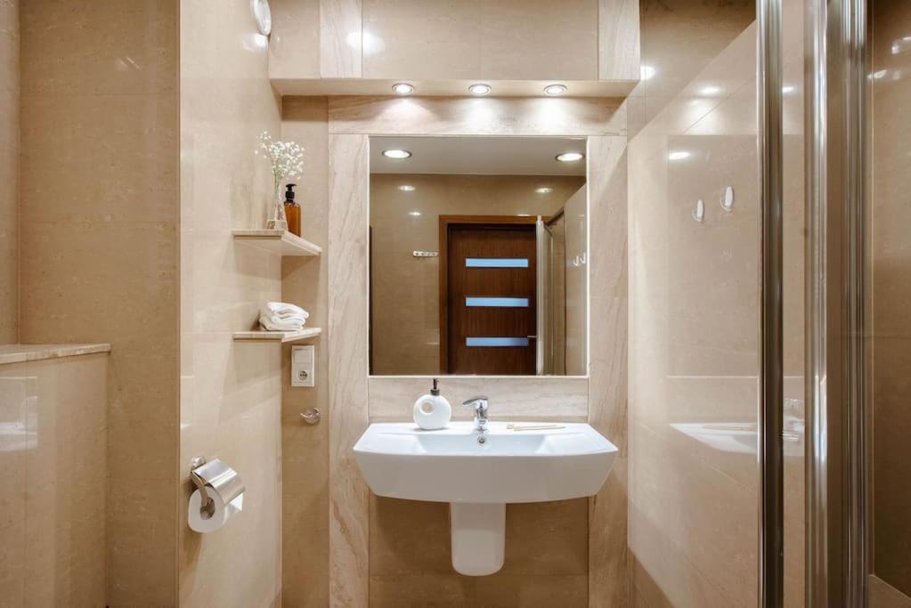 Wygodny Apartament Przy Dworcu Krasków Exterior foto